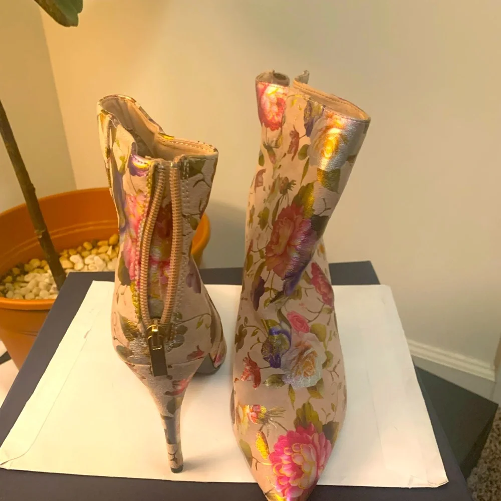 Rouge size 8.5 blush booties featuring floral patterns. - Picture 5 of 7